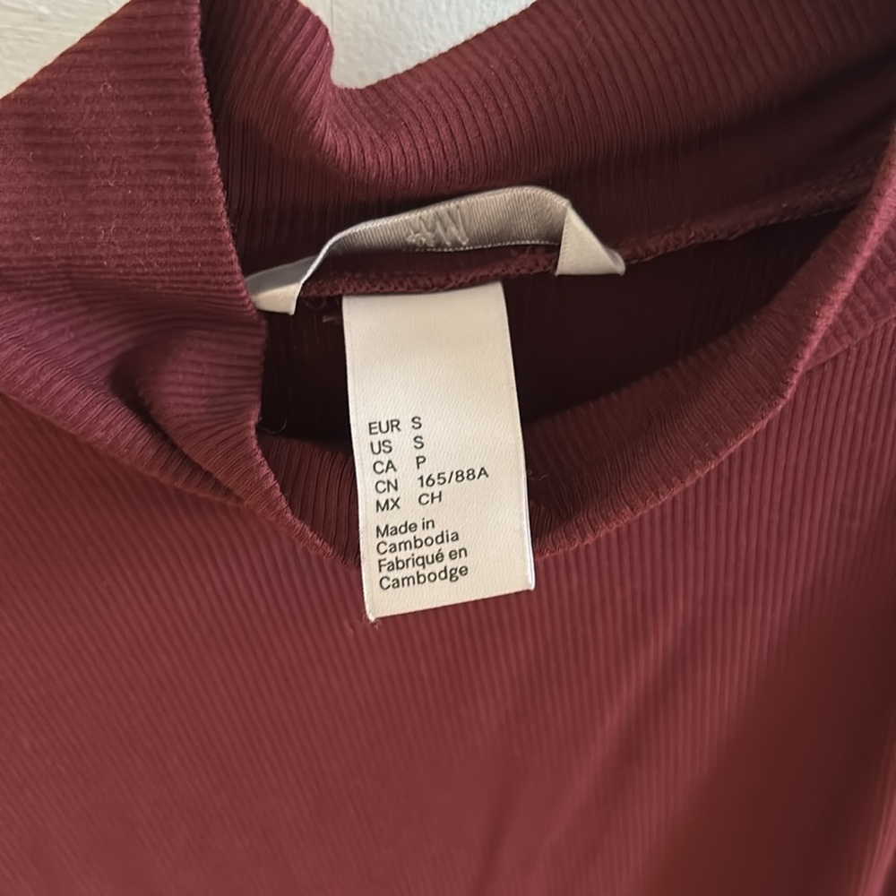 H&M Mock Neck Stretchy Soft Sleeveless Top - Picture 2 of 3